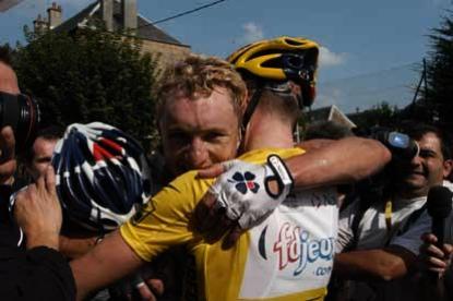 ��������� :: 90-� ��� �� ����� :: 2-� ���� ::  Baden Cooke&Brad McGee :: Baden Cooke (FDJeux.com) gets a hug from teammate and race leader Brad McGee